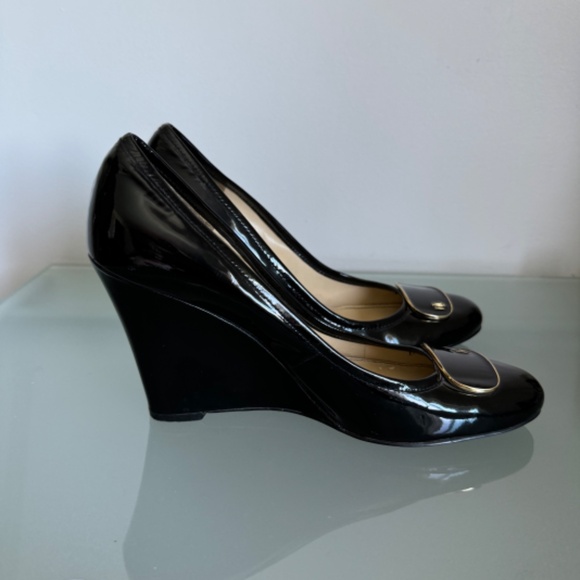 Lauren Ralph Lauren - Black Patent Leather Wedge Gold Trim Logo Pump - Picture 4 of 9